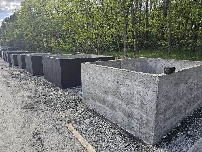 Plac produkcyjny z szambami betonowymi Rymanów gotowymi do transportu